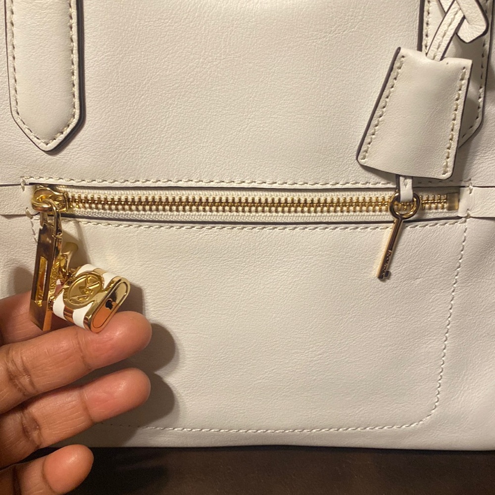 MICHAEL MICHAEL KORS WHITE LEATHER LOCK 🔐 DETAILS BAG - Picture 6 of 16